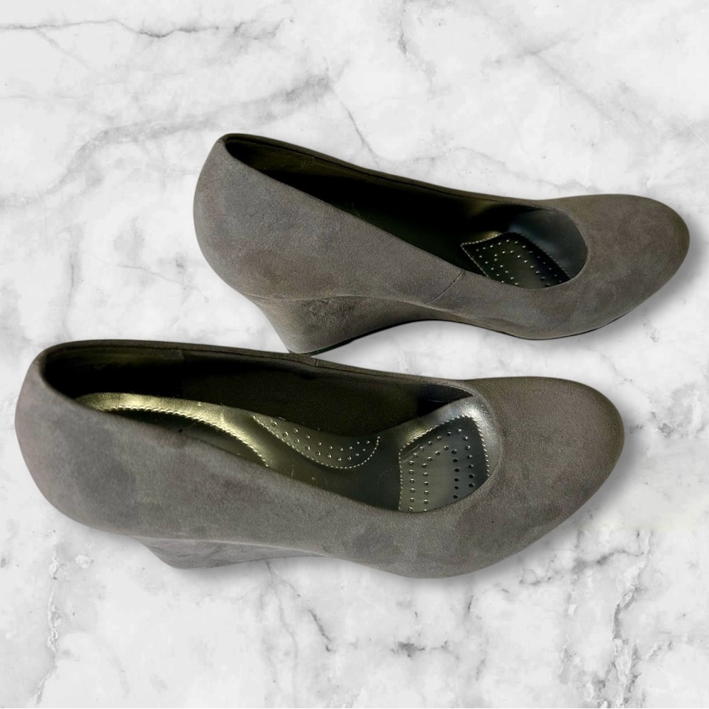 Dexflex Comfort Faux Suede Gray Wedge Heels. Size 8 - Picture 4 of 12